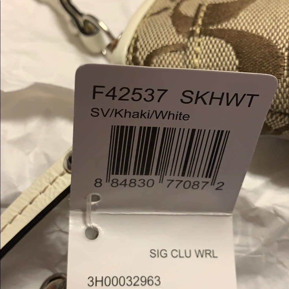 Coach wristlet/clutch signature and off-white NWT - Picture 3 of 8